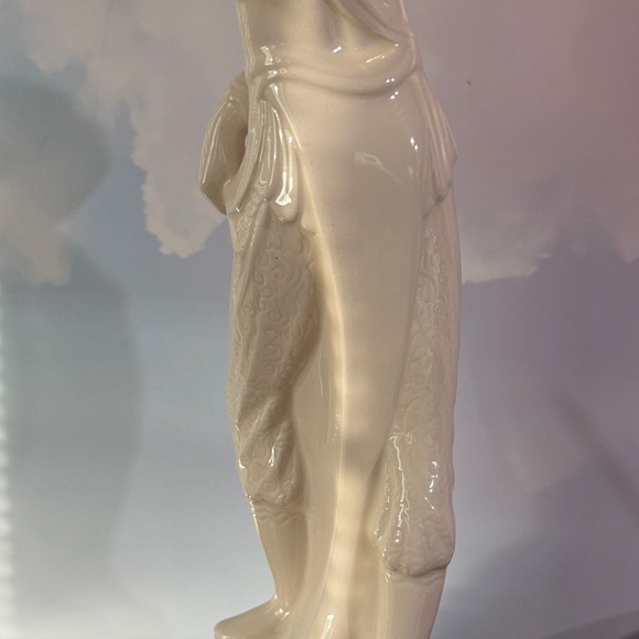 Vintage white ceramic or porcelain Asian female figurine by Maurine Downing - Picture 7 of 12